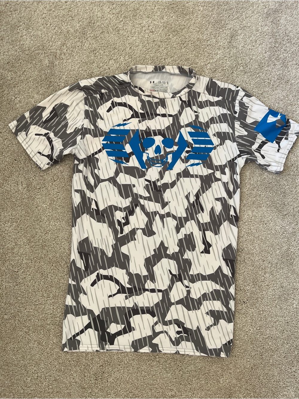 Under Armour Mens Gray Camo Compression Tee with Blue Skull Logo